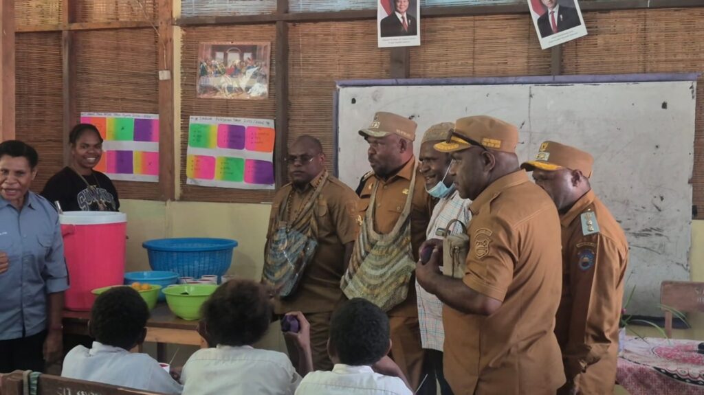 Gubernur Provinsi Papua tengah didampingi Bupati dan Wakil bupati Intan Jaya serta FORKAPIMDA merasakan masakan ubi unggu dalam kunjungan SSH di SD YPPK Bilogai ,Selasa,(15/2026)/foto.kalis