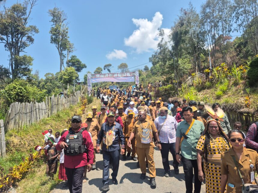 Gubernur Provinsi Papua tengah didampingi Bupati dna Wakil bupati Intan Jaya serta FORKAPIMDA mengunjungi SSH di SD YPPK Bilogai ,Selasa,(15/2026)/foto.kalis